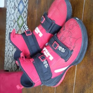 Nike LeBron Soldiers size 9